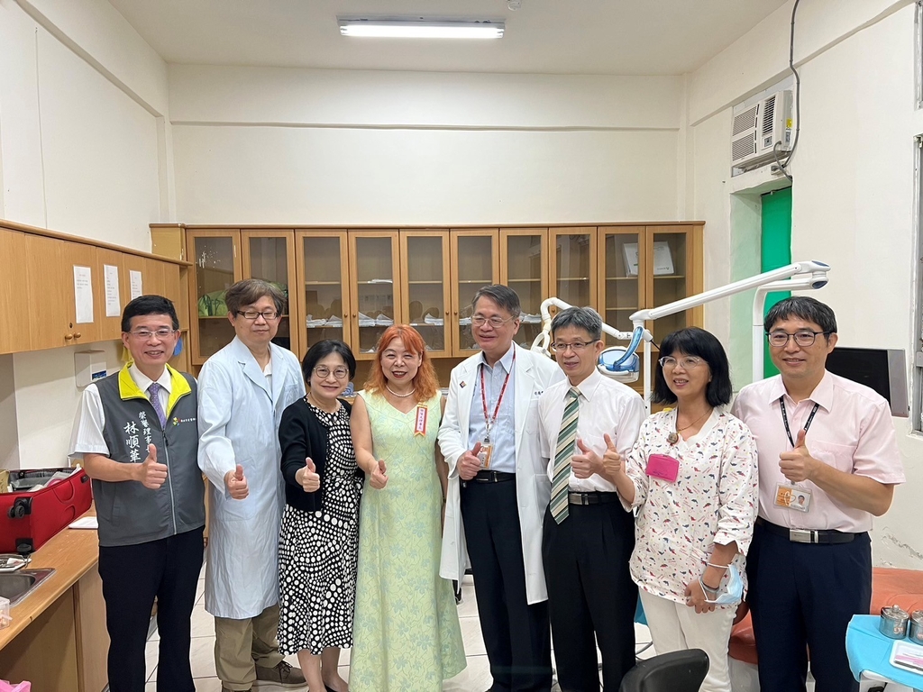 參觀八里療養院牙科醫療團口腔診療服務情形（圖：衛福部健保署）