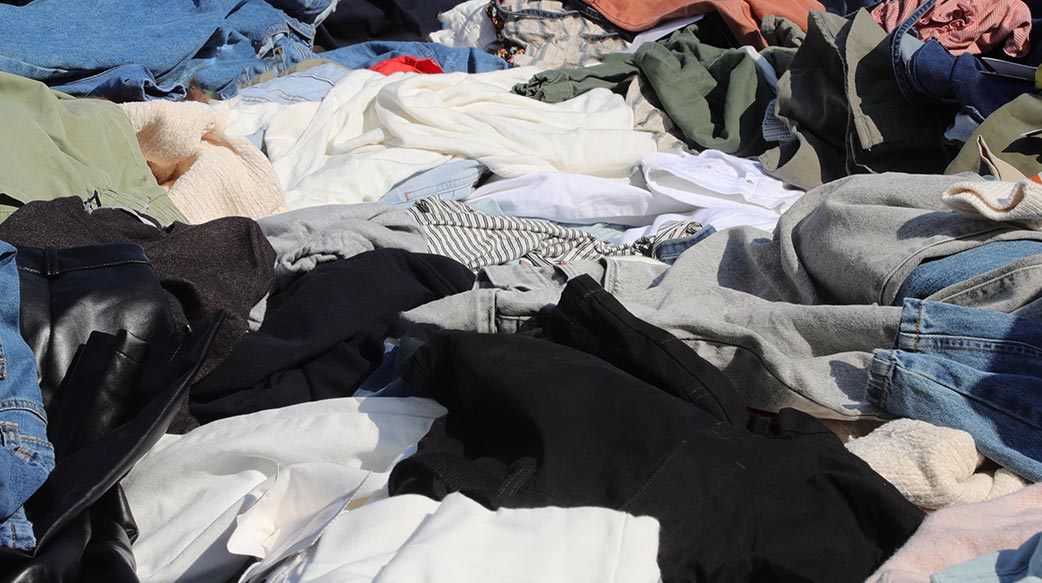背景 背景 業務 布 廣告 布 銷售 袍 牛仔褲 鹽 銷售 賣 紡織品 衣服 服裝 商業 連衣裙 市場 回收 後面 銷售 店 攤子 站
