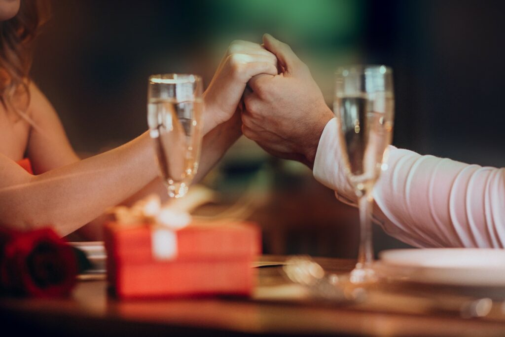 8月19日至22日情人節期間，點情人饗宴套餐再贈水蜜桃香檳氣泡酒乙杯。圖／義饗食堂提供