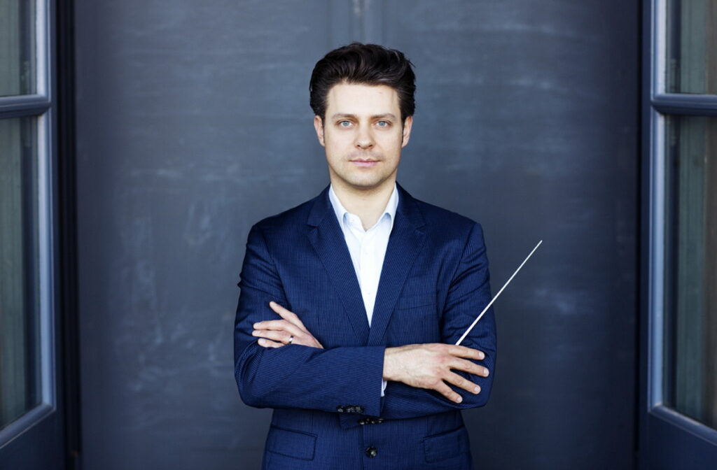 首席指揮Joseph Bastian
