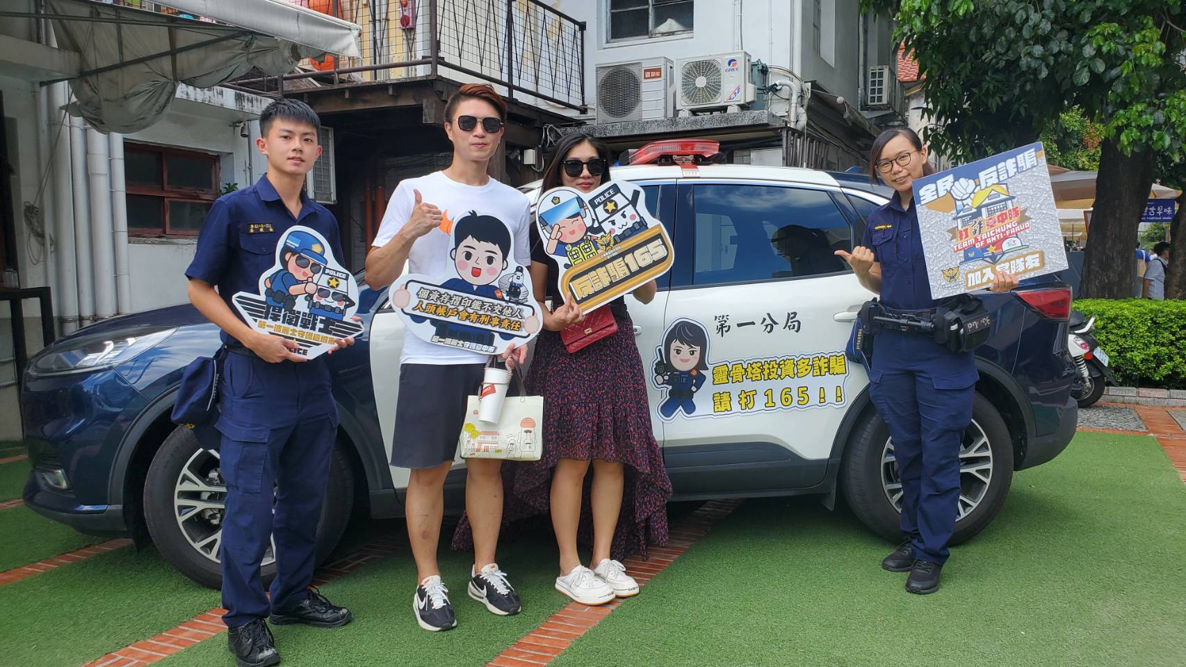 ▲圖說:「反詐警察娃娃」跟隨全市15 個分局巡邏車四處趴趴走 (圖/台中市政府提供)