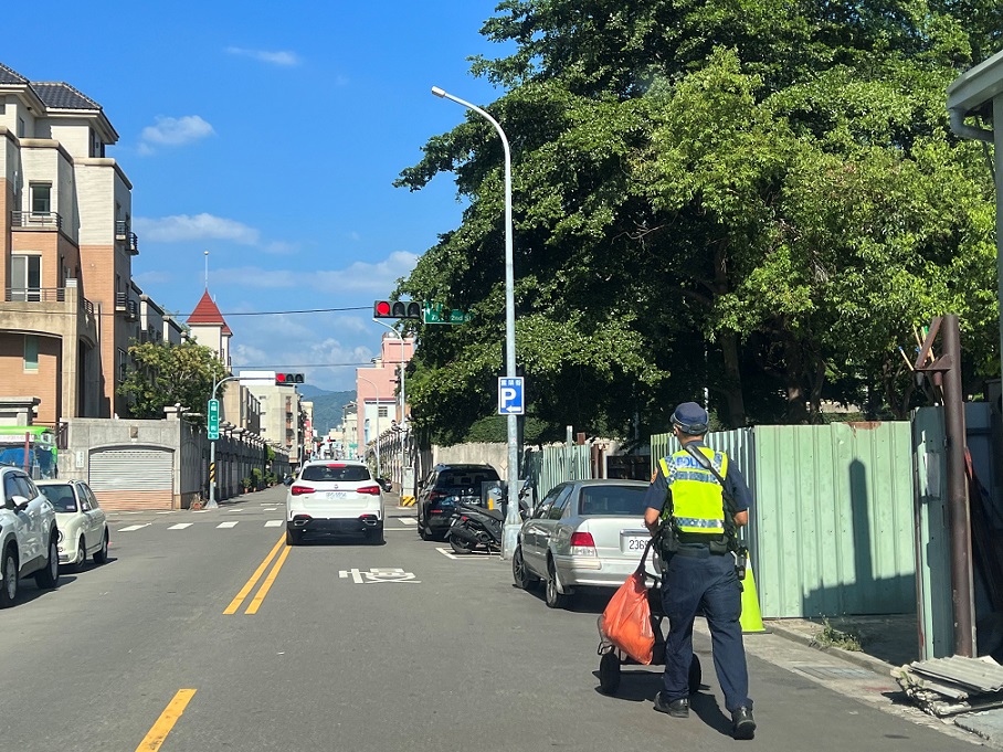 ▲圖說:員警頂著豔陽,協助老婦人將維生工具推車一路推返家 (圖/台中市政府提供)