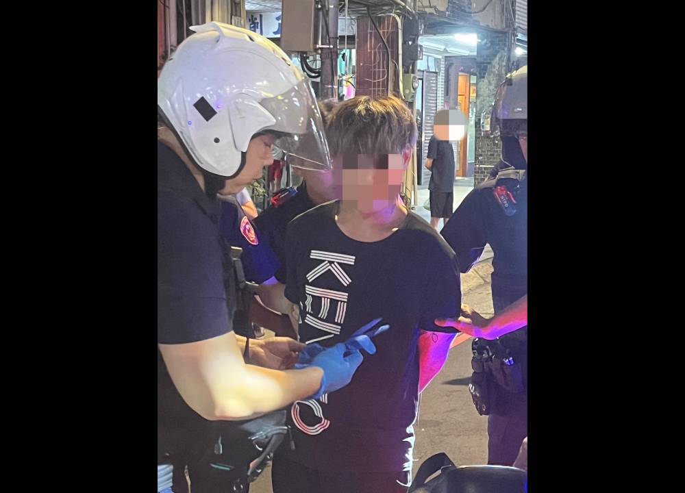 倒垃圾金項鍊被搶 警一路追44分鐘跨境逮29歲機車男 274 倒垃圾金項鍊被搶 警一路追44分鐘跨境逮29歲機車男 273
