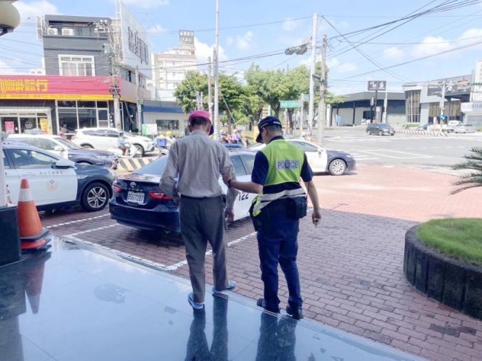 老翁外出迷途 警民合力助老翁返家