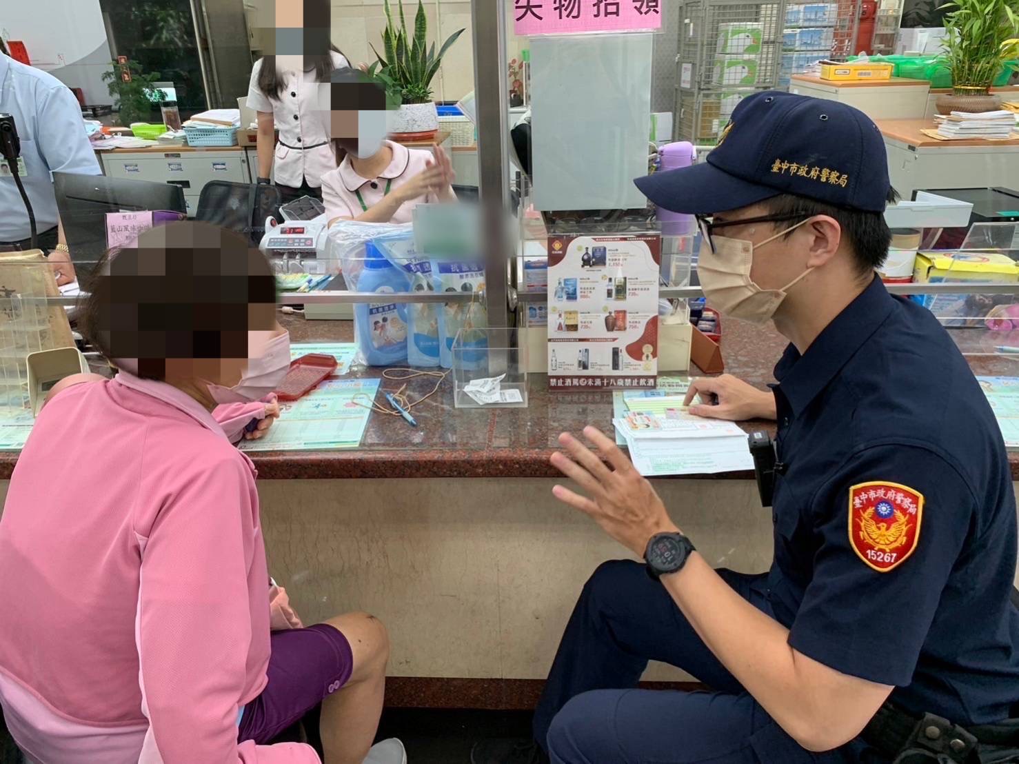 烏日派出所員警陳宏、實習生黃暐成迅速前往現場了解。（圖/記者江雁武翻攝）