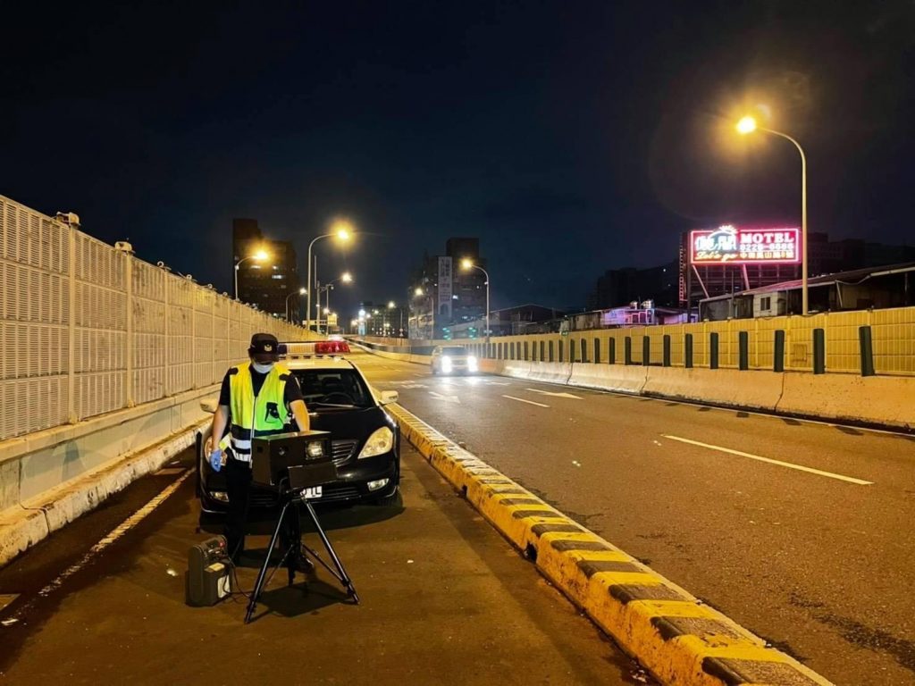 警方呼籲用路人，行車請依規定速率行駛。(記者宋紹誠翻攝)