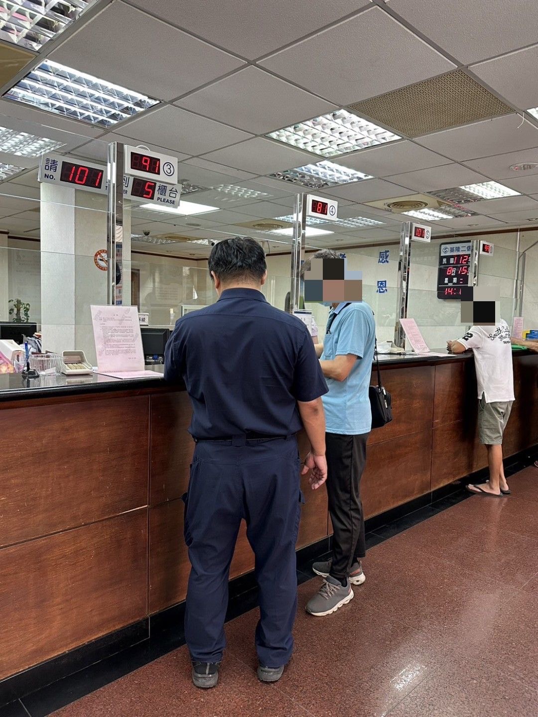 員警向民眾指導識詐資訊並說明此為常見詐騙類型。(記者宋紹誠翻攝)