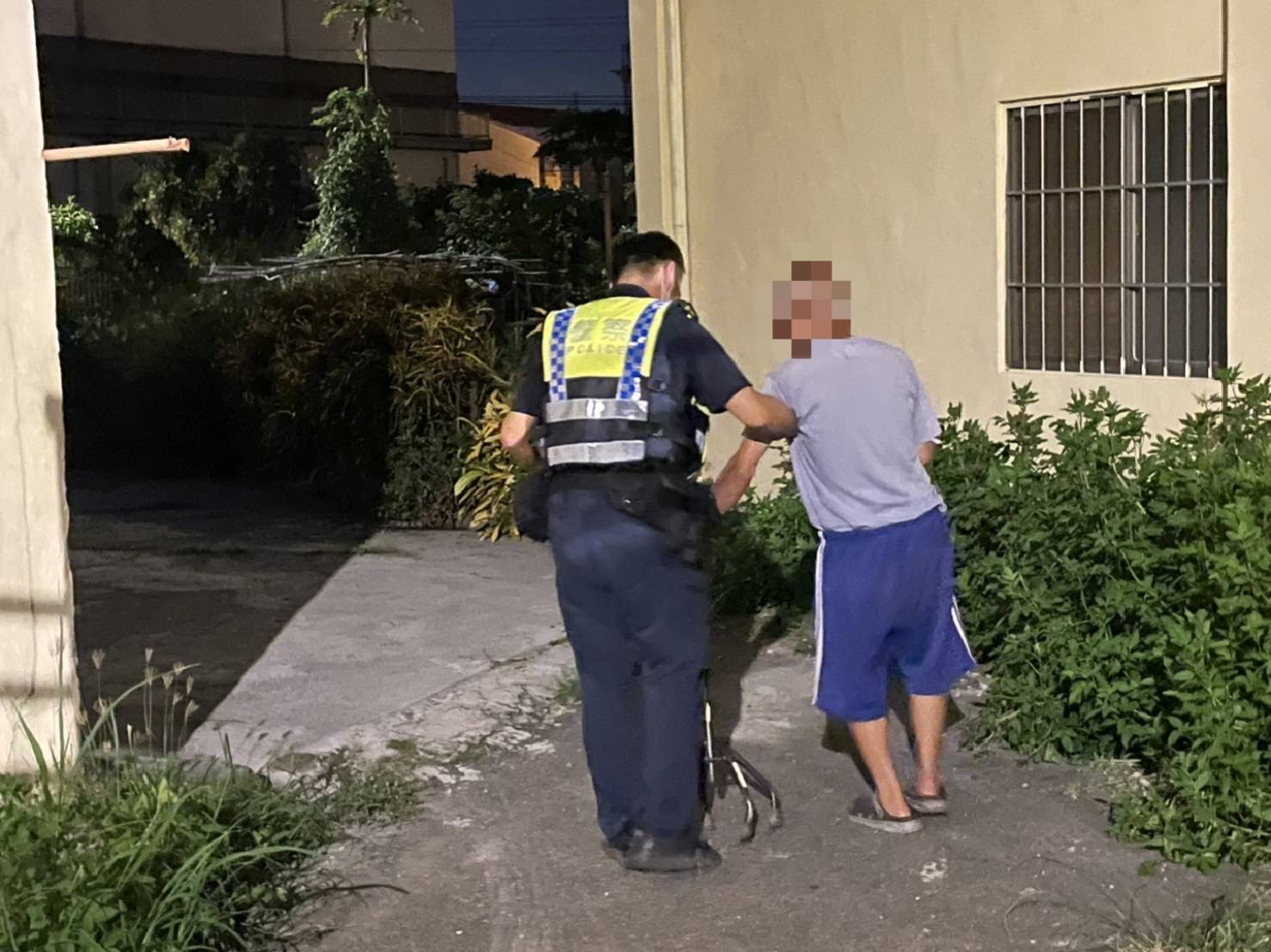 萬豐所員警平時即針對轄區內失智及獨居老人都會列冊關懷，張紹峰員警聽到涂○○名字時，便告知報案民眾已知道該涂姓老翁所居住地點。（圖/記者江雁武翻攝）