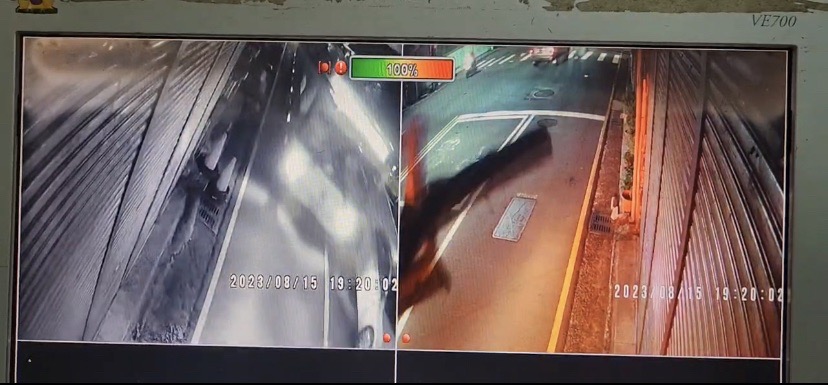 公車疑似要超車,導致跨越路面邊線擦撞到民宅雨遮。(記者宋紹誠翻攝)