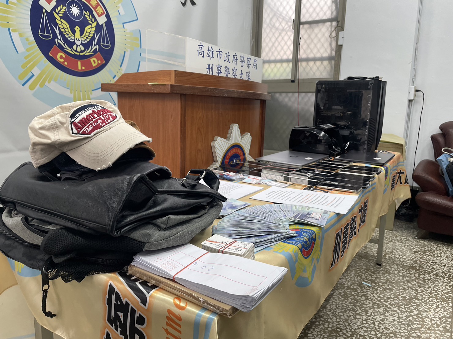 神明有交代 前方歹路毋通行  高市警拂曉出擊 破獲藏身民宅詐欺機房！