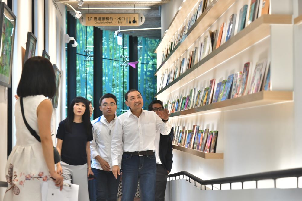 《圖說》圖書館以兒童視角規劃4大主題閱讀區,考量孩子旺盛的學習能力,特別設計「書香坡道」串聯動態與靜態的閱讀空間。〈新北市圖提供〉