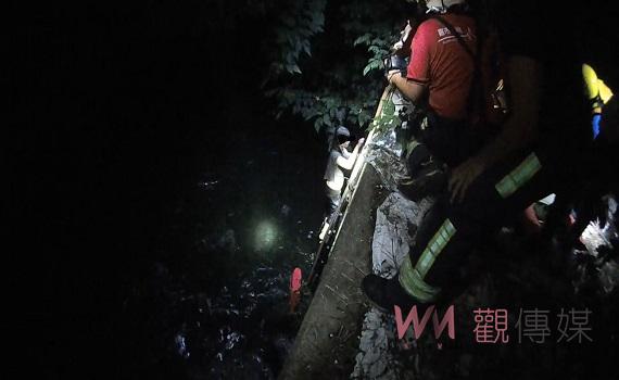 女子蘭潭賞夜滑落溢流道 消防局救援即送醫