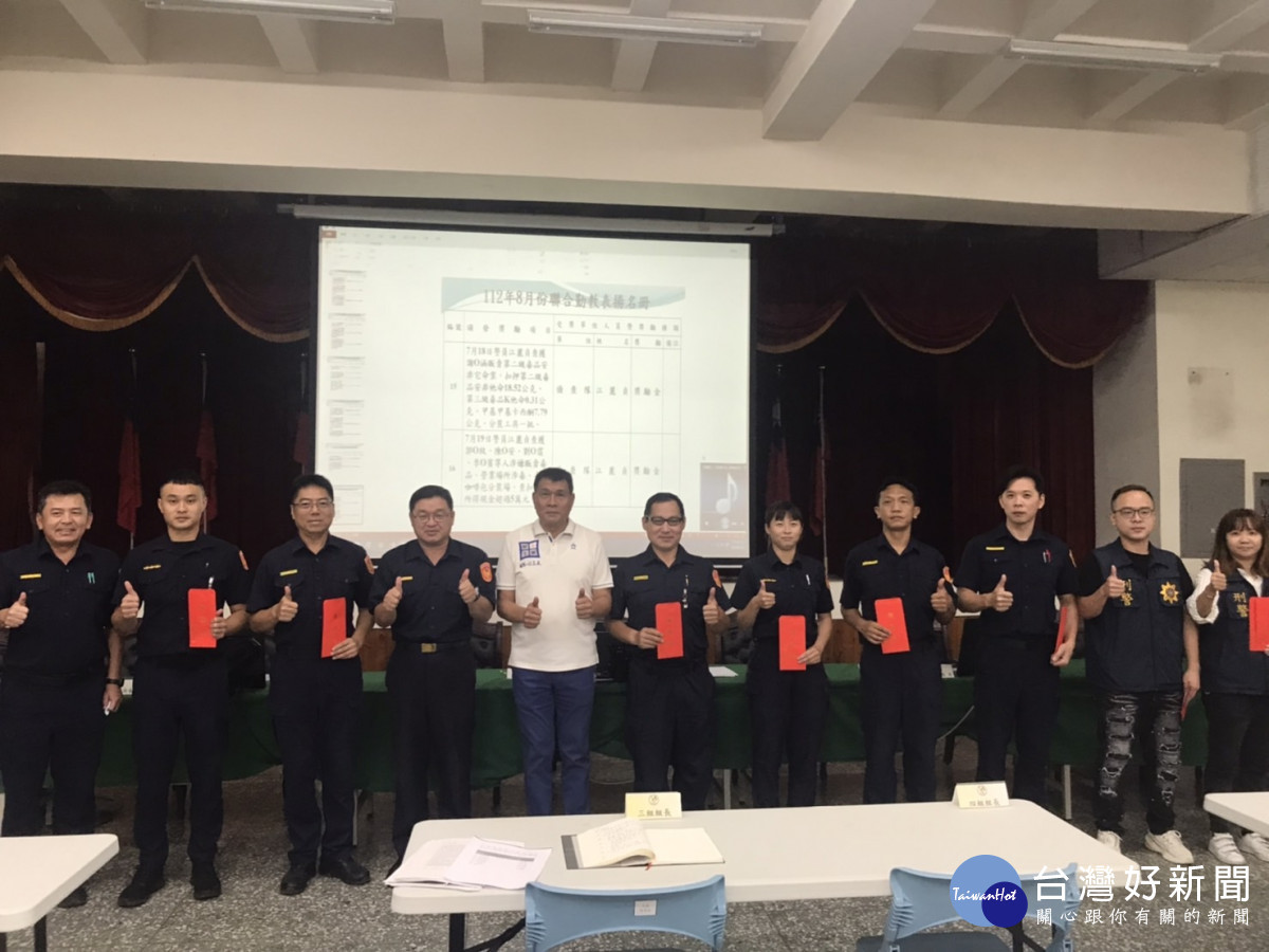 民雄警友辦事處主任林茂盛親自頒發獎勵金鼓勵員警／陳致愷翻攝