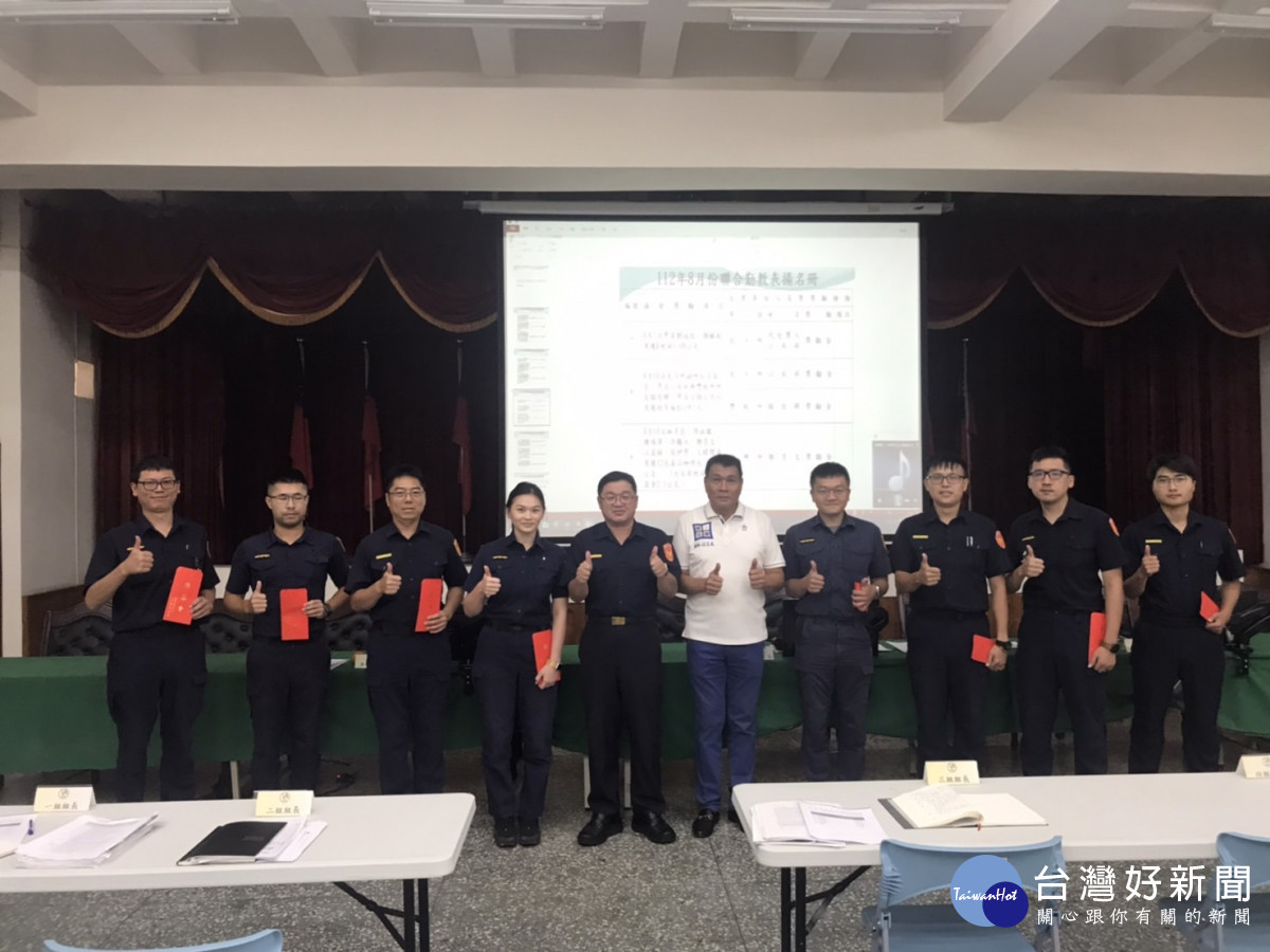 民雄警友辦事處主任林茂盛親自頒發獎勵金鼓勵員警/陳致愷翻攝