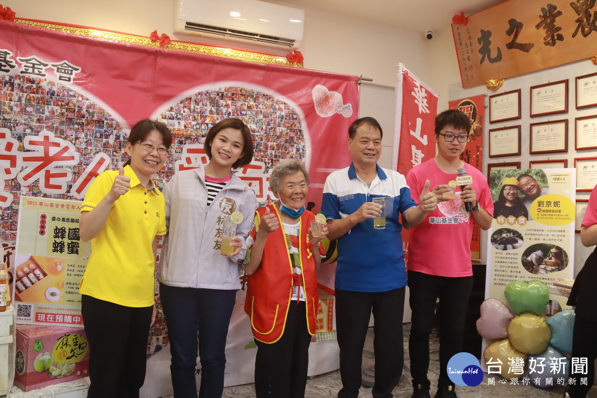 廖鄉長(右二)感謝華山長年幫助中寮長輩。(記者扶小萍攝)