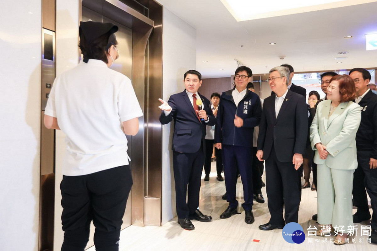 ▲高市積極推動中高齡友善就業，陳其邁陪同行政院陳建仁院長、勞動部許銘春部長參訪績優單位翰品酒店。