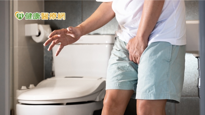 把馬桶當床鋪睡! 4旬男「夜尿症」每10分鐘就得尿一次