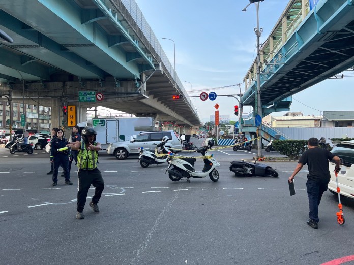 快訊/新莊死亡車禍 女騎士與右轉大貨車碰撞當場死亡 63 111 12 | 社會 社會 記者爆料網