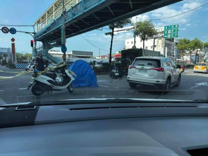 快訊/新莊死亡車禍 女騎士與右轉大貨車碰撞當場死亡 66 115 2 | 社會 社會 記者爆料網