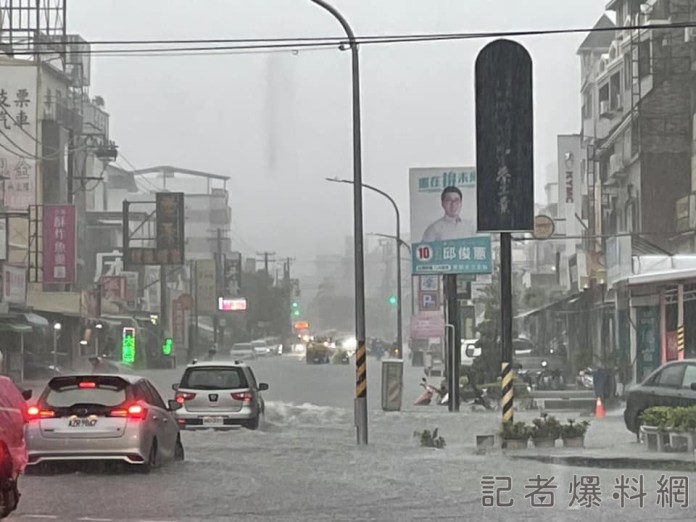 高雄大雷雨各地淹水嚴重 民眾灌爆市長陳其邁臉書要求放「豪雨假」 65 高雄大雷雨各地淹水嚴重 。