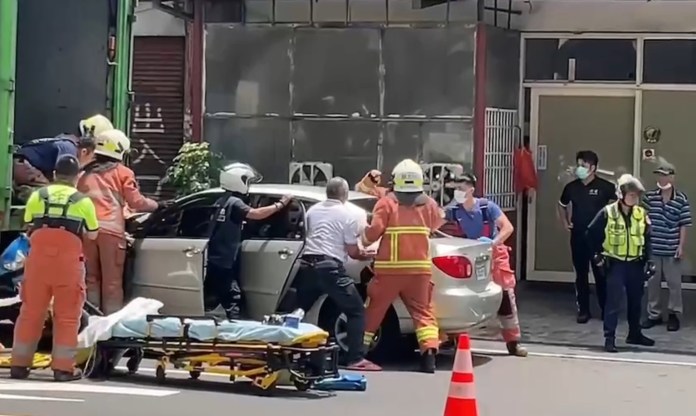 (搶救遭夾擊機車騎士片)機車騎士遭貨車與自小客車夾擊傷重不治 自小客車駕駛疑吸毒! 60 | 社會 社會 記者爆料網