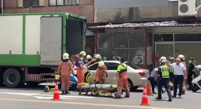 (搶救遭夾擊機車騎士片)機車騎士遭貨車與自小客車夾擊傷重不治 自小客車駕駛疑吸毒! 59 | 社會 社會 記者爆料網