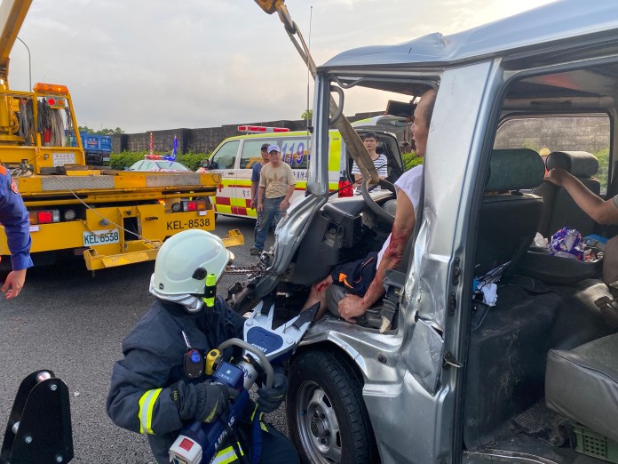 國道苗栗三義段 2起事故釀10車受損、6人受傷送醫 67 S 318398478 | 社會 社會 記者爆料網