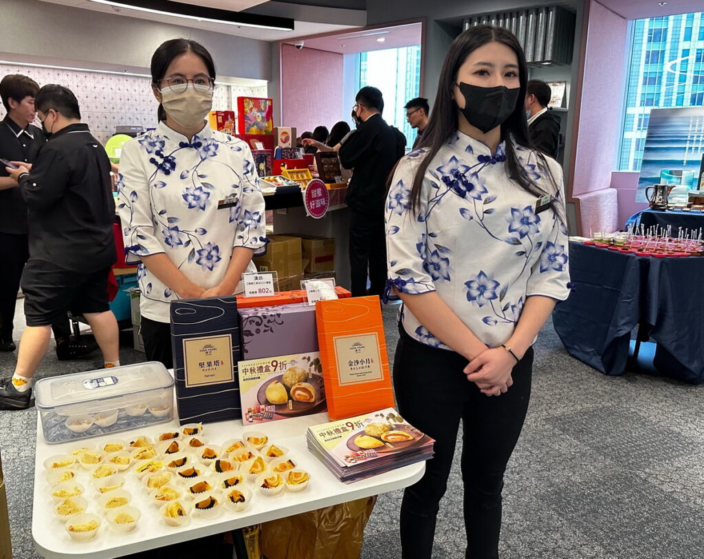 漢坊餅藝為您獻上「御藏 綜合13入禮盒」，經典的鳳梨酥、濃郁的蛋黃酥、金沙小月和夏威夷豆堅果塔，都是中秋佳節的美味寫照。