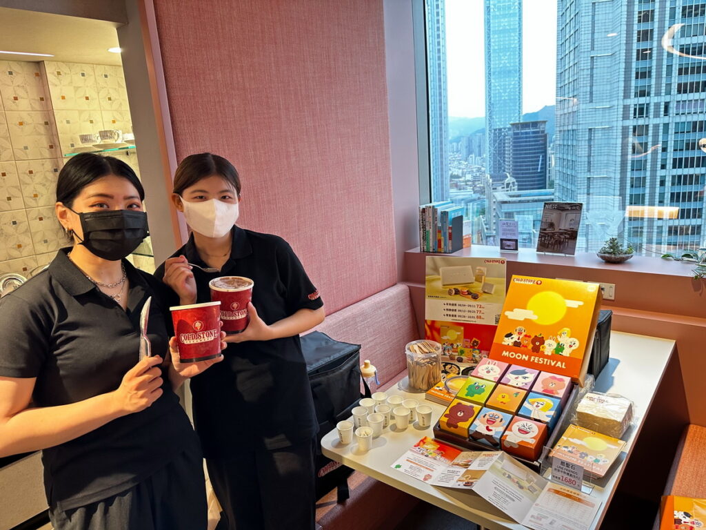 酷聖石推出「LINE FRIENDS齊聚中秋(9入禮盒)」，原價1,680元，早鳥優惠更有88折，充充滿童趣的草莓冰淇淋餅乾、鐵觀音冰淇淋餅乾等