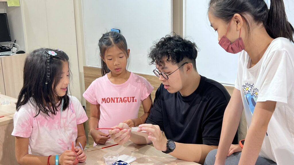 學童參與鼻煙壺微型藝術手作課程畫面。(圖/業者提供)