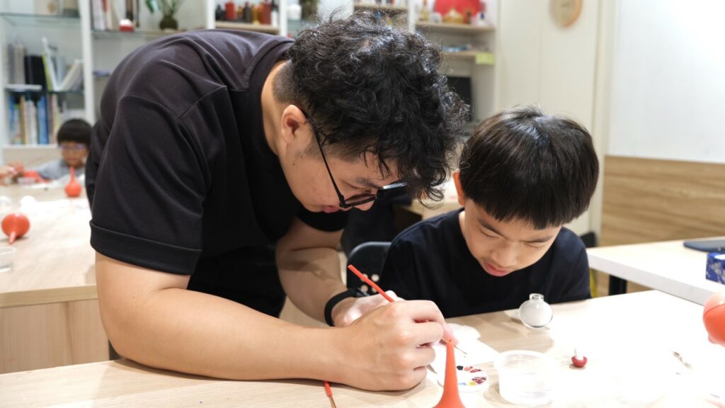 學童參與鼻煙壺微型藝術手作課程畫面。(圖/業者提供)