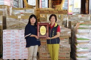 吳淑芳代表侯友宜市長回贈感謝牌。(圖/新北市政府提供)