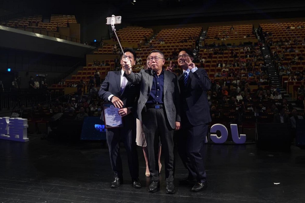 【Lowi Ai 大數據2024總統大選網路聲量4-4】柯文哲民調聲量微幅下降仍居第一 張其祿:高虹安事件造成「漣漪波動」 302 【Lowi Ai 大數據2024總統大選網路聲量4-4】柯文哲民調聲量微幅下降仍居第一 張其祿:高虹安事件造成「漣漪波動」 301