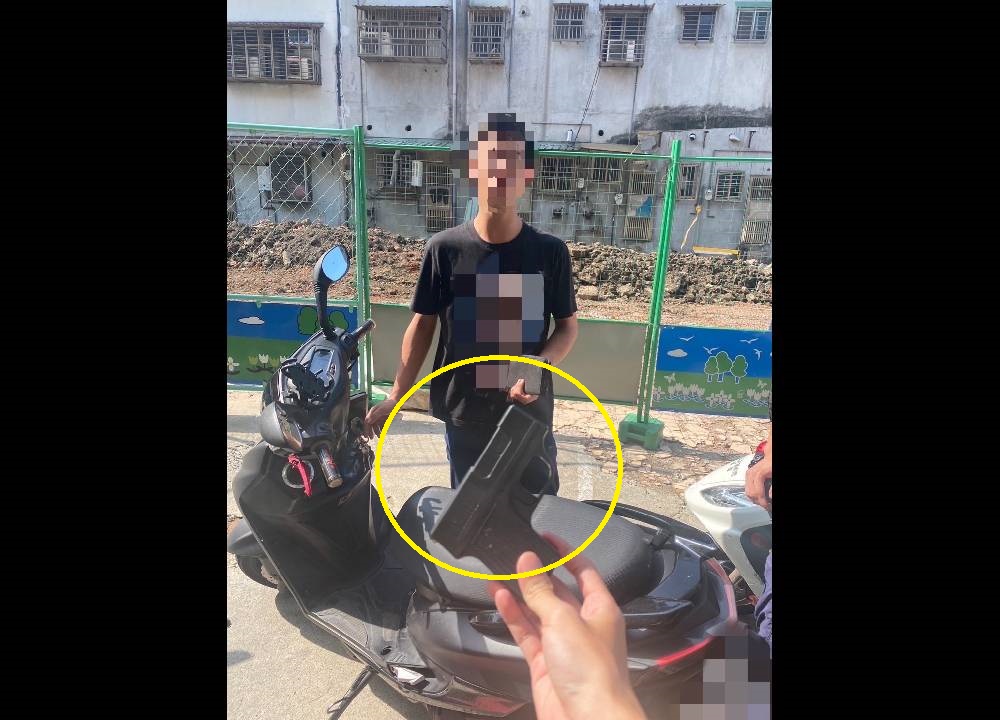 不爽司機按喇叭 機車男一路尾隨掏槍型打火機嚇人 280 不爽司機按喇叭 機車男一路尾隨掏槍型打火機嚇人 279