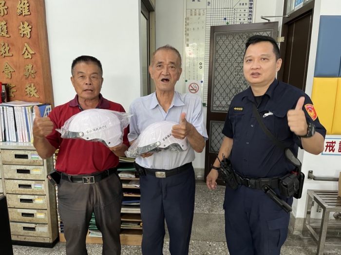 向年長者交通安全宣導 和心警贈縣府愛心安全帽