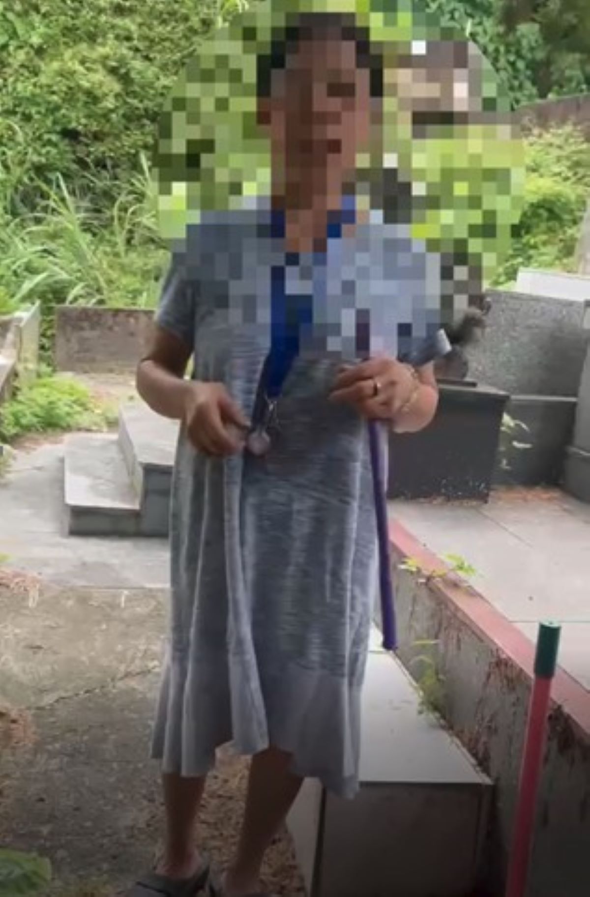 員警於警察紀念園區內找到黃姓婦女。（記者薛秀蓮翻攝）