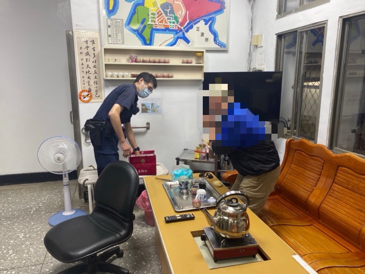 男子眼神迷茫,語無倫次,警方帶返所安置。(記者宋紹誠翻攝)