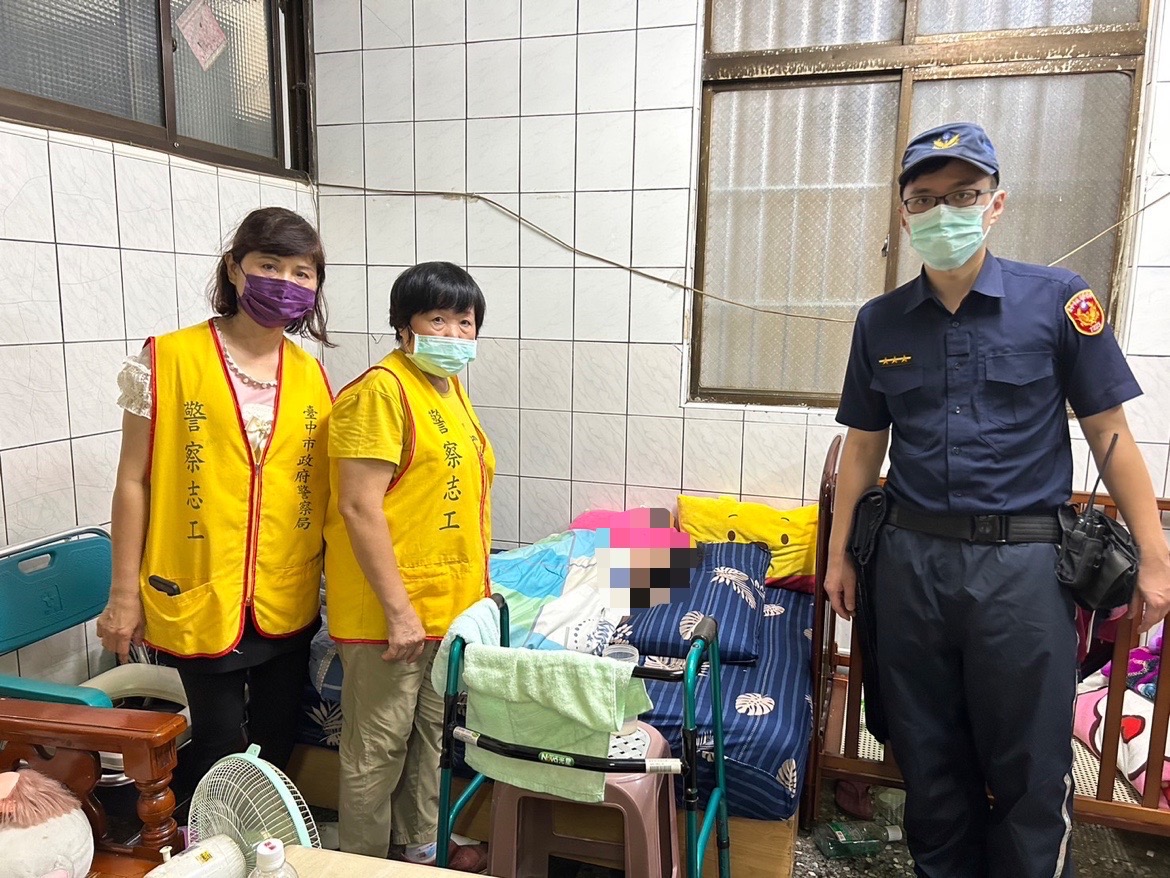 警方的積極協助下，社福機構被通報並前往現場進行關懷慰問。（圖/記者江雁武翻攝）