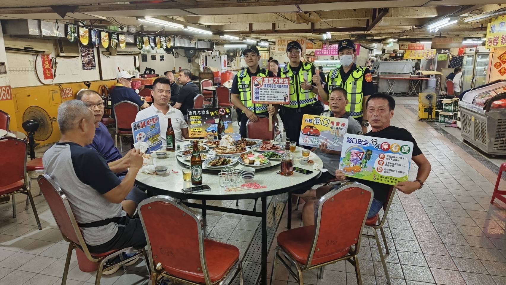 易飲酒場所，向店家及客人加強宣導「喝酒不開車」、「指定駕駛」、「酒後代駕」。(記者宋紹誠翻攝)