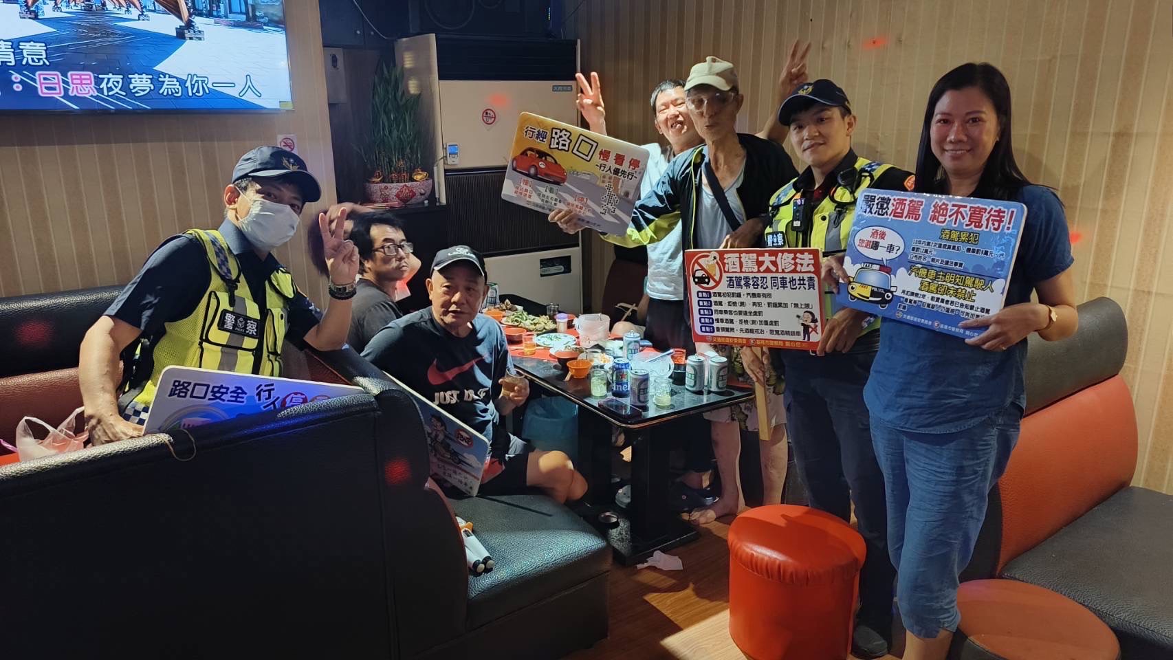 易飲酒場所，向店家及客人加強宣導「喝酒不開車」、「指定駕駛」、「酒後代駕」。(記者宋紹誠翻攝)