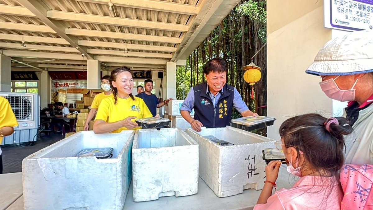▲台東市大家長陳銘風(右),也欣喜走進了東海龍門天聖宮廟埕參與一日蔬食結緣便當發放,捲起袖子和大家一起當一日志工!圖左為東海龍門天聖宮宮主陳柔嫻。(圖/東海龍門天聖宮 提供)