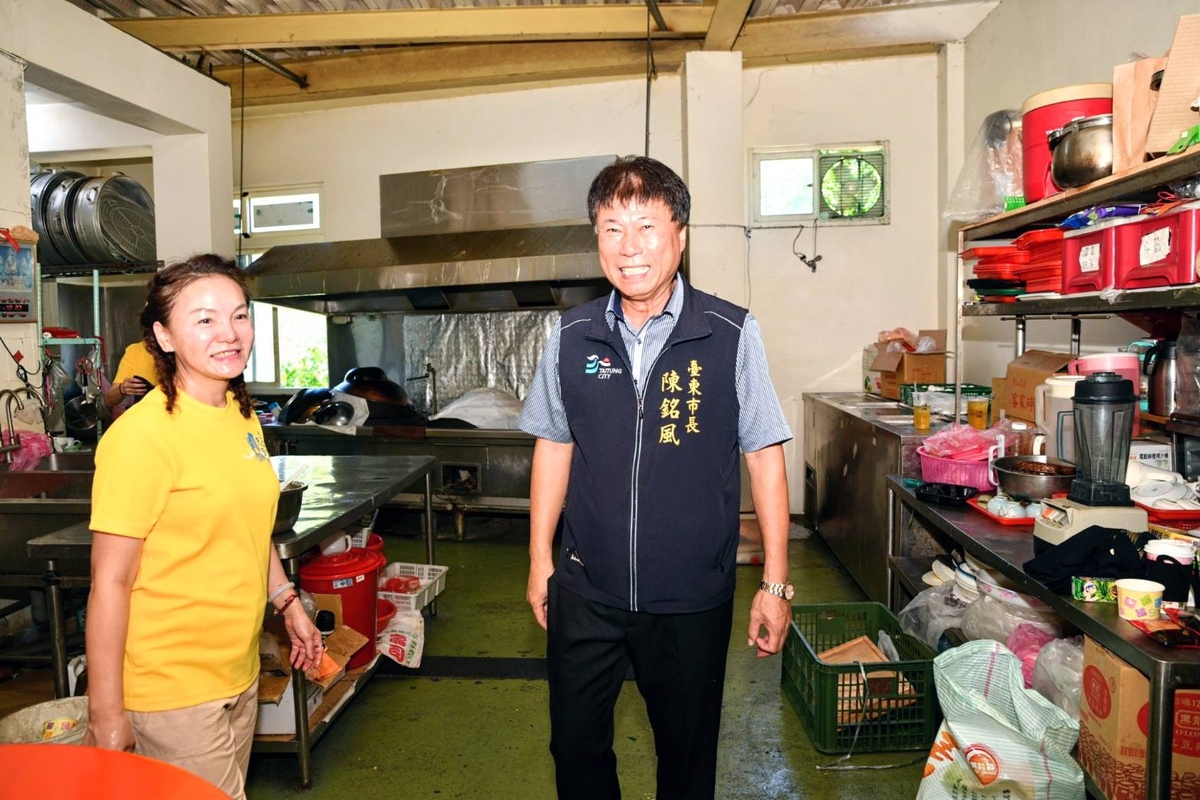 ▲台東市長陳銘風(右)在參拜東海媽祖後,不忘巡訪廚房,關心美味蔬食便當製作環境的安全衛生;圖左為東海龍門天聖宮宮主陳柔嫻。(圖/東海龍門天聖宮 提供)