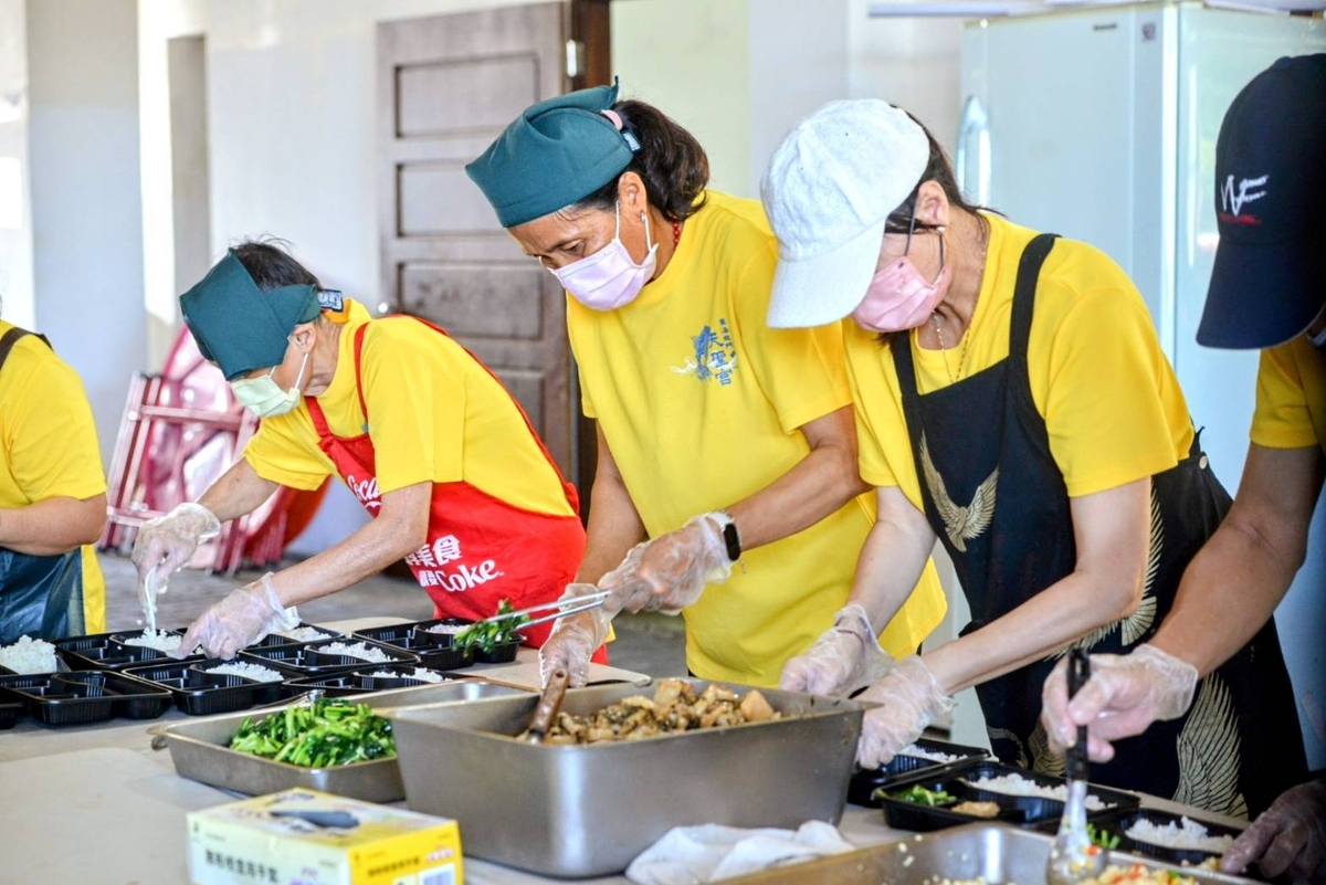 ▲東海龍門天聖宮一日蔬食因為有志宮群的付出溫暖了受者的心、他們越做越開心!(圖/東海龍門天聖宮 提供)