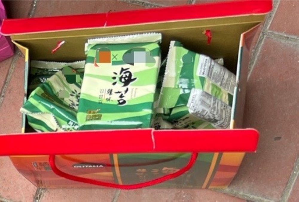 《圖說》劉嫌將手槍放於海苔禮盒中。〈新莊分局提供〉
