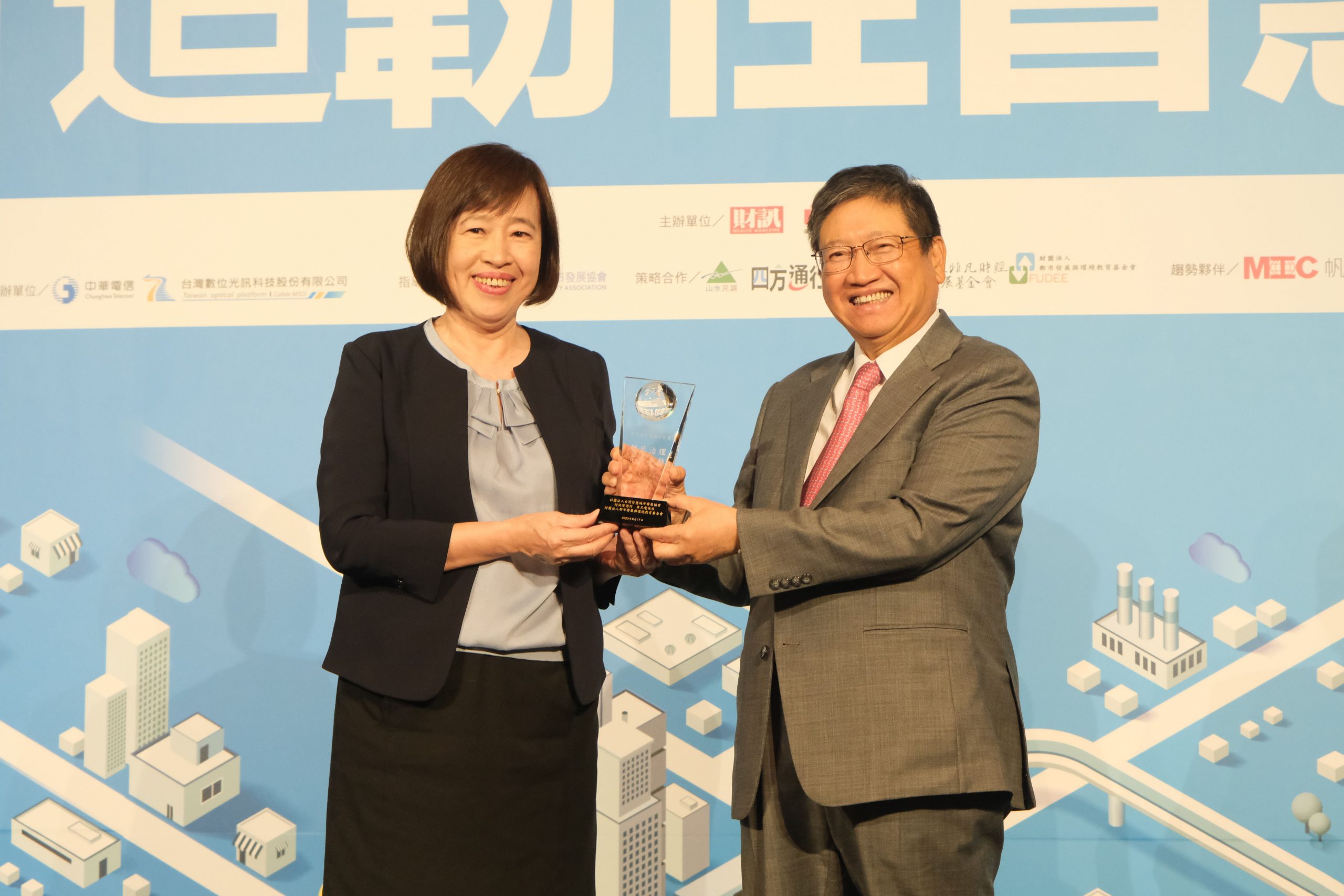致力打造韌性智慧城市 楊文科獲智慧治理獎分享經驗