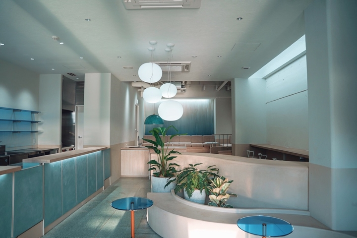 SEKAI HOTEL Takaoka以書店改造而來,裝潢全面使用藍色系呈現獨特美感。 圖:KUJIRA/來源