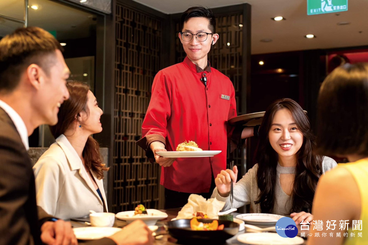 福容飯店外場服務人員。（福容飯店提供）