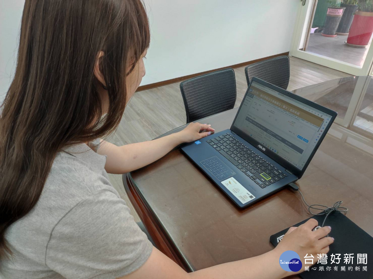 求職民眾在勞動部網站查詢，曾經因違反勞動法令被開罰的業者。
