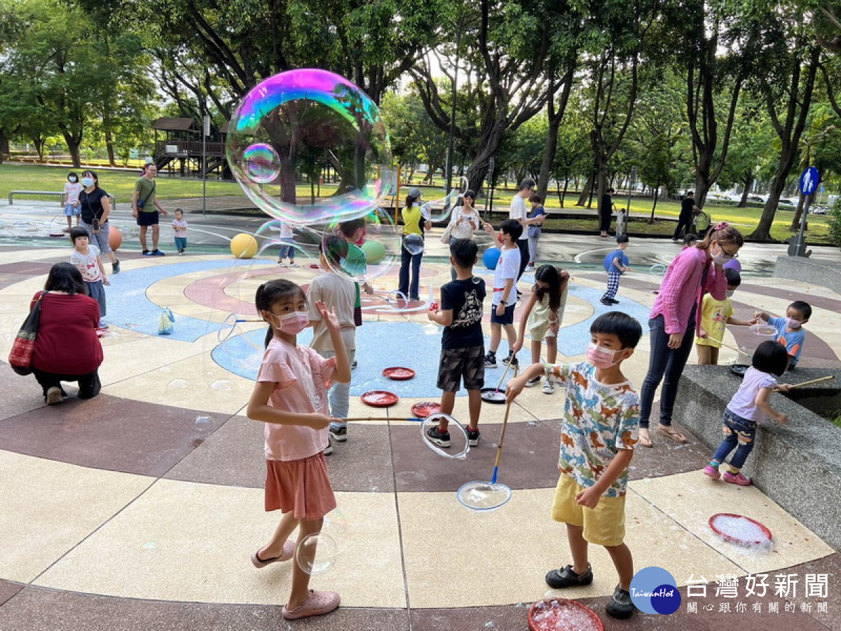 ▲高市兒福中心8月19日結合女力好HOW市集，在婦女館旁綠地辦理「玩聚x尋寶市集」。