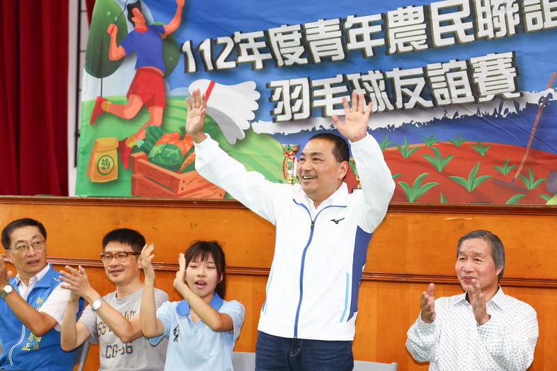 新北市長侯友宜(右2)16日出席「112年跨縣市青農聯誼會羽球交流賽」。中央社